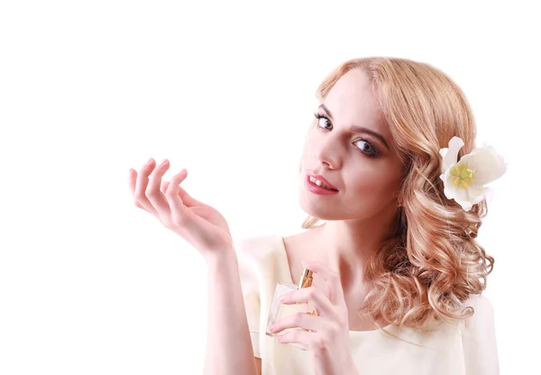 Hermosa joven con botella de perfume aislado en blanco — Foto de Stock