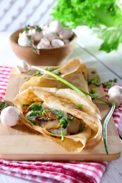 Panqueques con setas cremosas —  Fotos de Stock