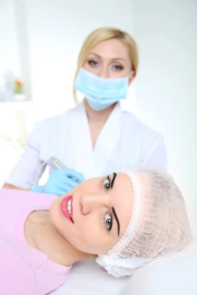 Maquillaje permanente (tatuaje) en el salón de belleza — Foto de Stock