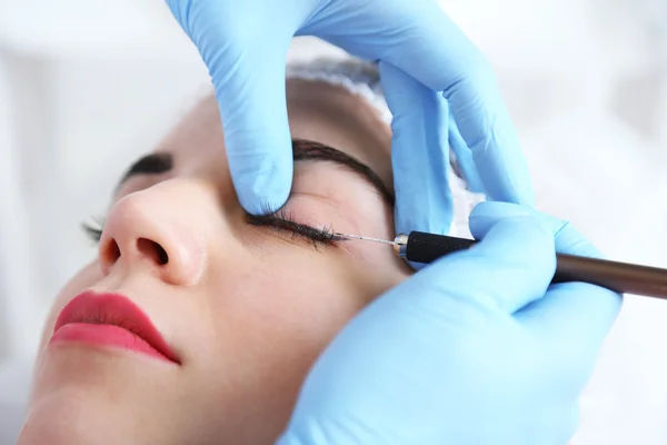 Cosmetólogo aplicando maquillaje permanente en los ojos, primer plano — Foto de Stock