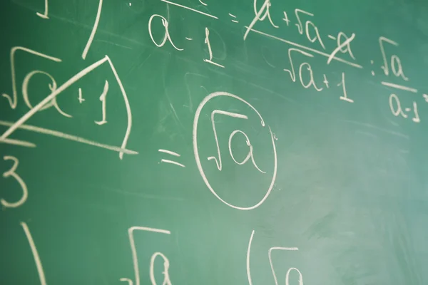 Wiskunde formules op blackboard achtergrond — Stockfoto