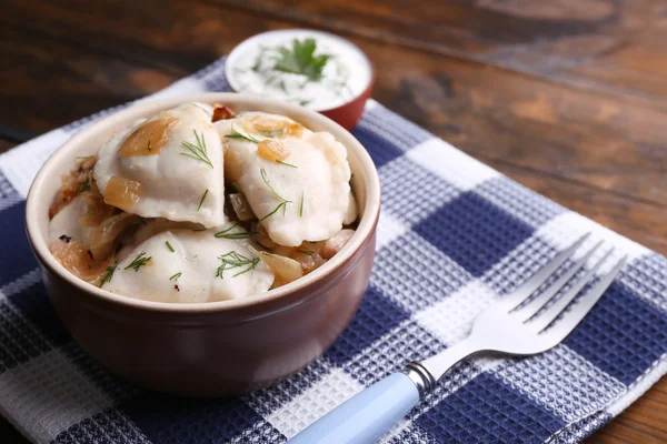 Gnocchi gustosi con cipolla fritta — Foto Stock