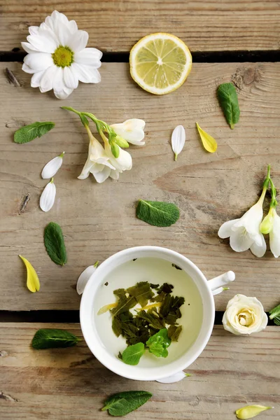 Травяной чай с красивыми цветами — стоковое фото