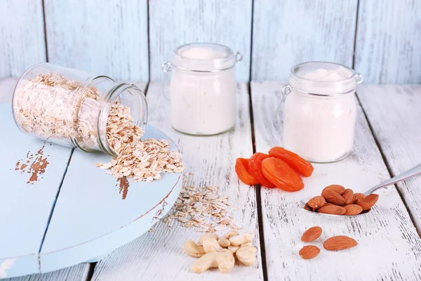 Hälsosam frukost med torkad frukt och nötter på färg trä bakgrund — Stockfoto