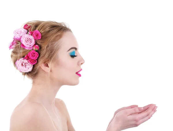 Retrato de mulher jovem com flores no cabelo isolado em branco — Fotografia de Stock