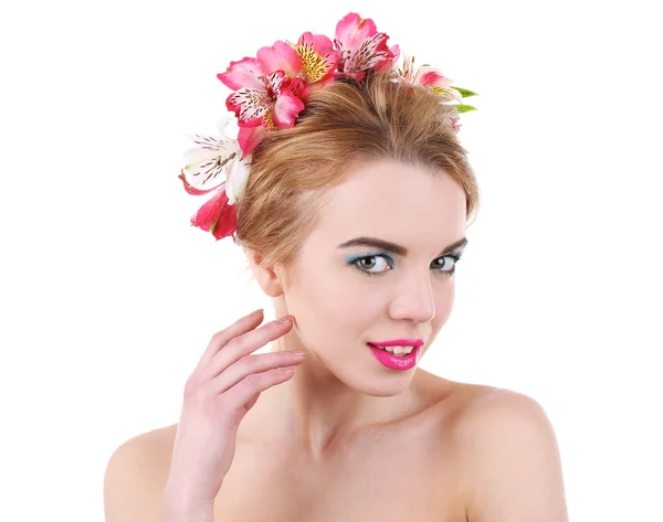 Retrato de mujer joven con flores en pelo aislado sobre blanco — Foto de Stock