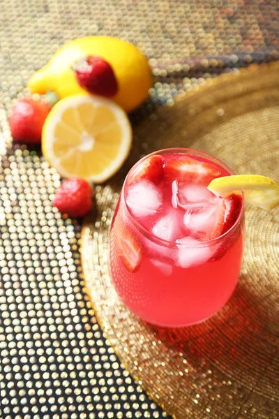 Glass of freshness lemonade with strawberries, on bright background — Stock Photo, Image