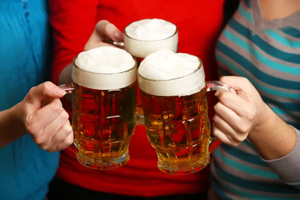 Bier in vrouwelijke handen, close-up — Stockfoto