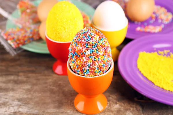 Decoración huevos de Pascua con cuentas de colores en la mesa de madera, primer plano — Foto de Stock