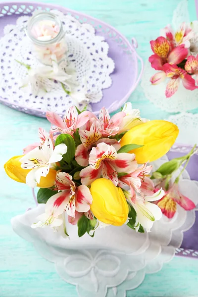 Hermosas flores en taza —  Fotos de Stock