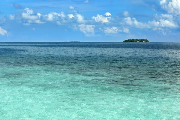 Hermosa agua azul del océano — Foto de Stock