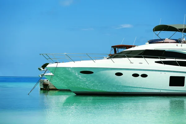 Yacht parked at jetty in Baros Maldives — Stock Photo, Image