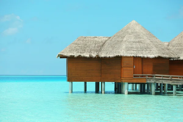 Ville sull'acqua sopra l'oceano blu a Baros Maldive — Foto Stock