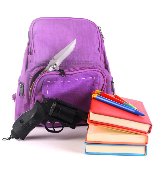 Pistole im Schulrucksack, isoliert auf weiß — Stockfoto