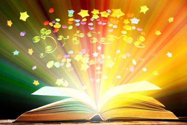 Libro con luce su sfondo scuro — Foto Stock