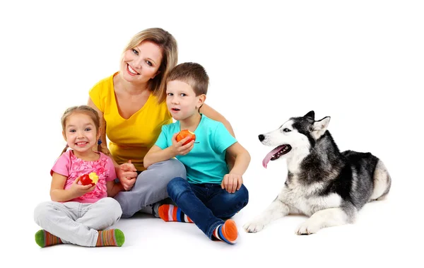 Madre con bambini e cane carino isolato su bianco — Foto Stock