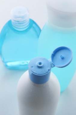 Beyaz üzerine izole edilmiş kozmetik şişeler