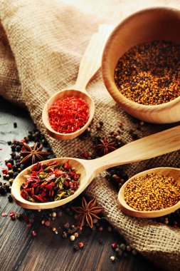 Ahşap arka planda farklı baharatlar var.