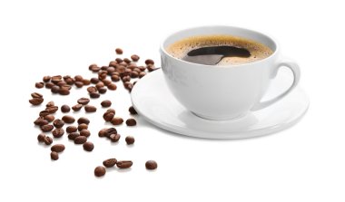 Beyaz üzerine izole edilmiş bir fincan kahve.