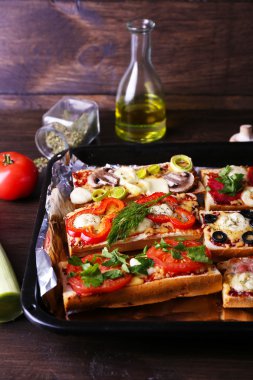 Sebze ve peynir tablo üzerinde tava üzerinde farklı sandviçle yakın çekim