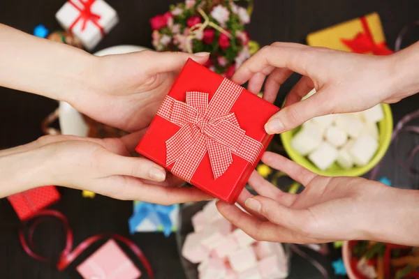 Weibliche Hände halten Geschenk in Nahaufnahme — Stockfoto