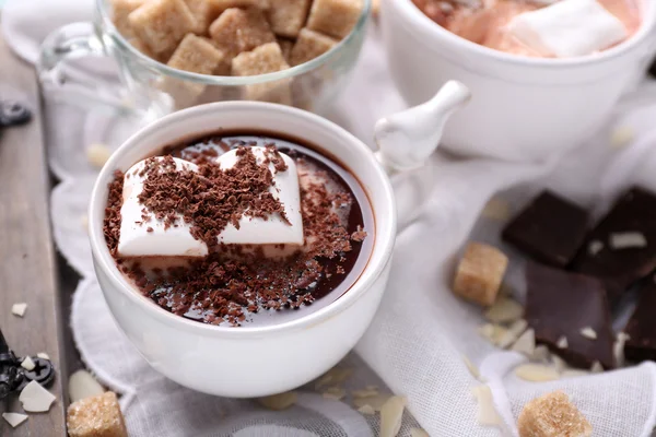 Heiße Schokolade mit Marshmallows im Becher, auf Tablett, auf farbigem Holzgrund — Stockfoto