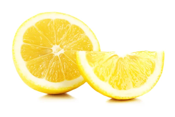 Соковиті скибочки лимона ізольовані на білому — стокове фото