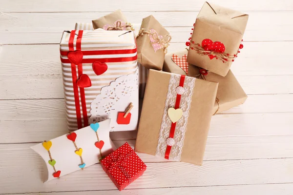 Hermosas cajas de regalo sobre fondo de madera. Concepto de San Valentín —  Fotos de Stock