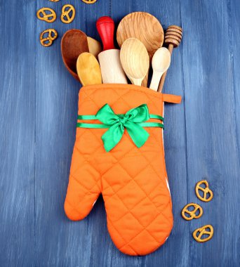 Potholder ahşap arka plan üzerinde farklı mutfak gereçleri