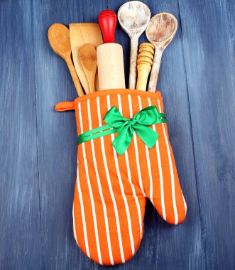 Potholder ahşap arka plan üzerinde farklı mutfak gereçleri