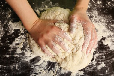 Ahşap masa arkasında kadın elleriyle para kazanmak.