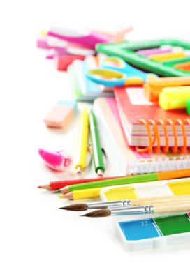 Parlak okul kırtasiye, üzerinde beyaz izole