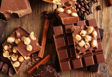 Natürmort kümesiyle ahşap masa, üstten görünüm çikolata