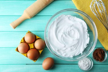 Ahşap masa, üstten görünüm yumurta akı için krem şanti