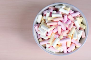 Tatlı ahşap masa, üstten görünüm şekerler