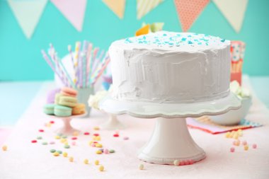 Renk arka plan üzerinde dekore doğum günü pastası
