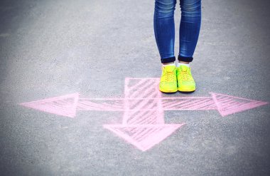 kadın ayak ve kaldırım arka plan üzerinde çizim okları