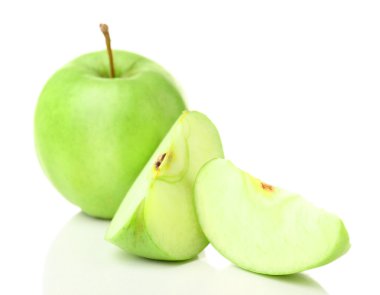 Dilimlenmiş elma beyaza izole edilmiş.