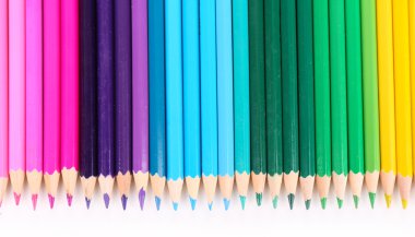 beyaz izole renkli kalemler