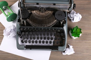 Retro daktiloda ahşap masa, üstten görünüm