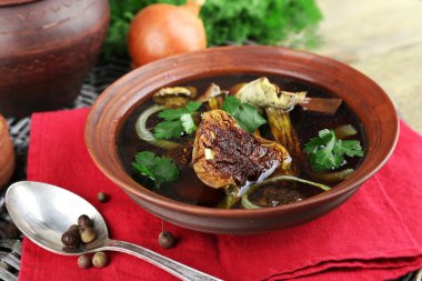 Hasır adam ve renk peçete, closeup mantar çorbası