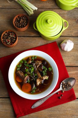 Ahşap masa, üstten görünüm üzerinde mantar çorbası