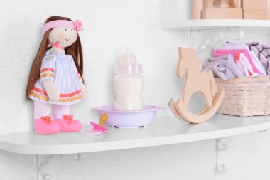 raflar yakın çekim üzerinde bebek aksesuarları