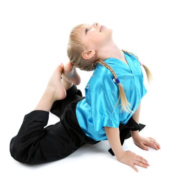 Kimono egzersizleri yapıyor, küçük kız