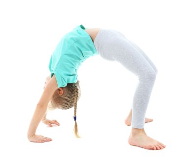 Küçük kız egzersizleri yapıyor