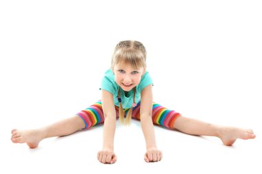 Küçük kız egzersizleri yapıyor