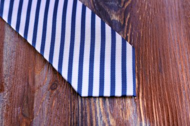 Ahşap zemin üzerine çizgili kravat