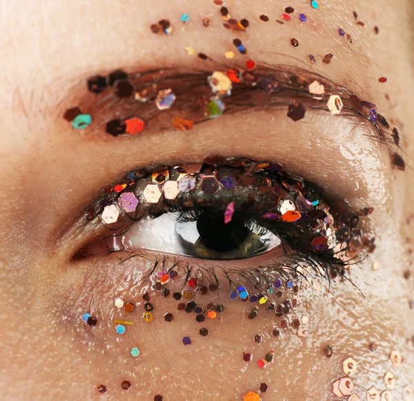 Œil féminin avec maquillage fantaisie à paillettes, vue macro — Photo