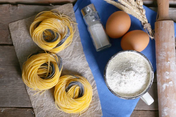 Bodegón de preparación de pasta sobre fondo rústico de madera —  Fotos de Stock