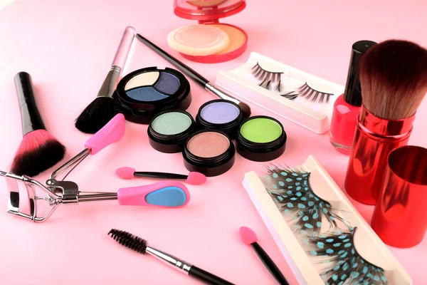 Készlet, dekoratív kozmetikumok könnyű színes háttérrel — Stock Fotó